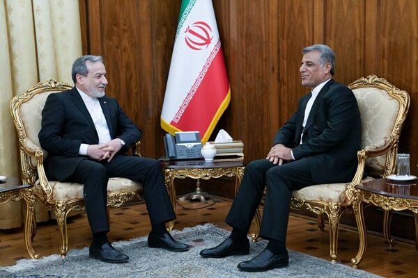 دیدار سفیر جدید ایران در کره جنوبی با وزیر امور خارجه دیدار سفیر جدید ایران در کره جنوبی با وزیر امور خارجه