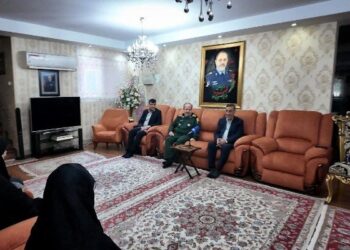 دیدار معاون اجرایی رئیس‌جمهور با خانواده وزیر دفاع شهید