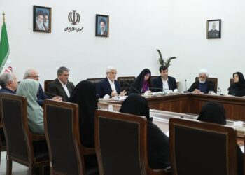 عارف: زنان در جنگ اقتصادی میدان‌داری کنند